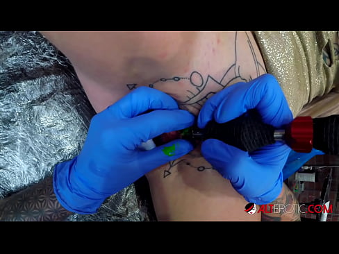 ❤️ Extreem getatoeëerde hottie Sully Savage kreeg een tatoeage op haar clitoris ❤ Fucking video at porn nl.purchasexz.top ❌️ ❌️❤